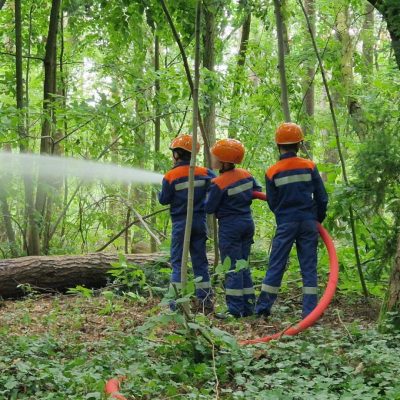 Löschübung der Kidsfeuerwehr Jugendfeuerwehr im Wald